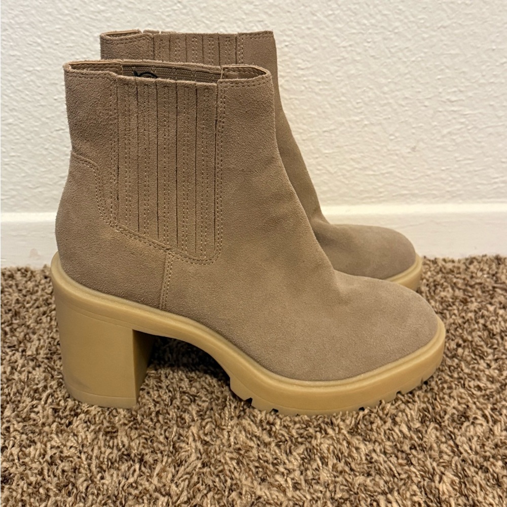 Dolce Vita Women’s Chunky Tan Lug Sole Heeled Chelsea Boots Size 9.5